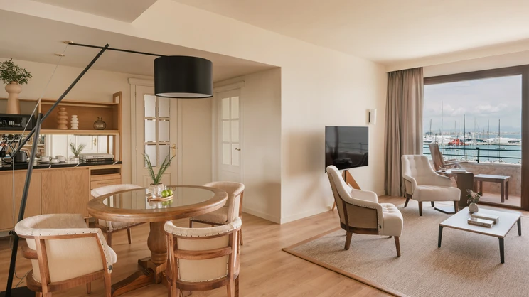 RedLevel Premium Sea and Cathedral View 